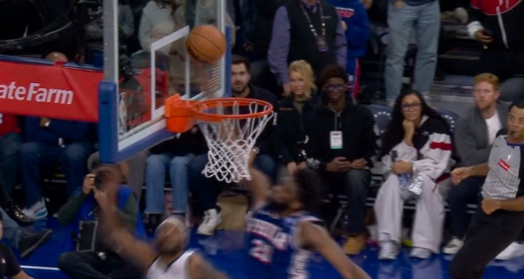 开云体育入口-就差一点！布朗反击上篮被恩比德干扰球 掘金领先76人1分