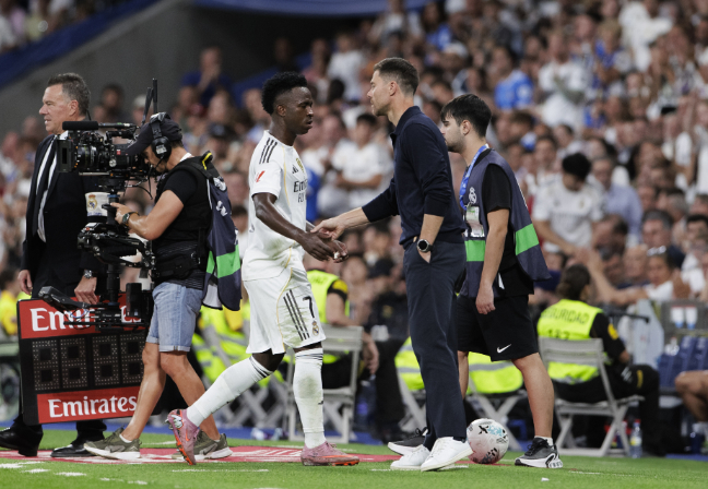 开云-阿隆索下课内幕曝光！更衣室内讧，1.8亿巨星施压，佛爷忍痛换人|哈维·阿隆索|皇马|哈维-阿隆索|皇家马德里|哈维_新浪体育_新浪新闻