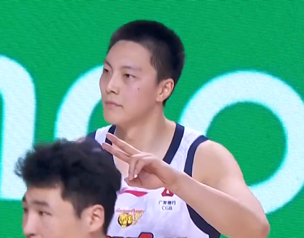 kaiyun-广东3消息！胡明轩深夜发声，徐杰新发型遭吐槽，焦泊乔化身阿联