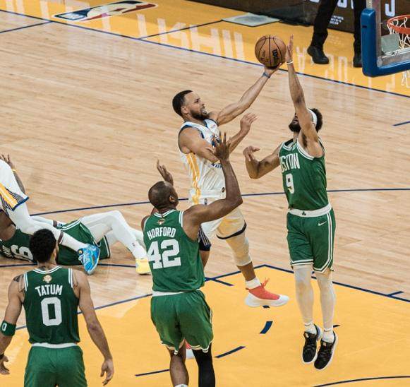 kaiyun-绿军88分创季后赛新低 勇士防守全面升级强势反弹