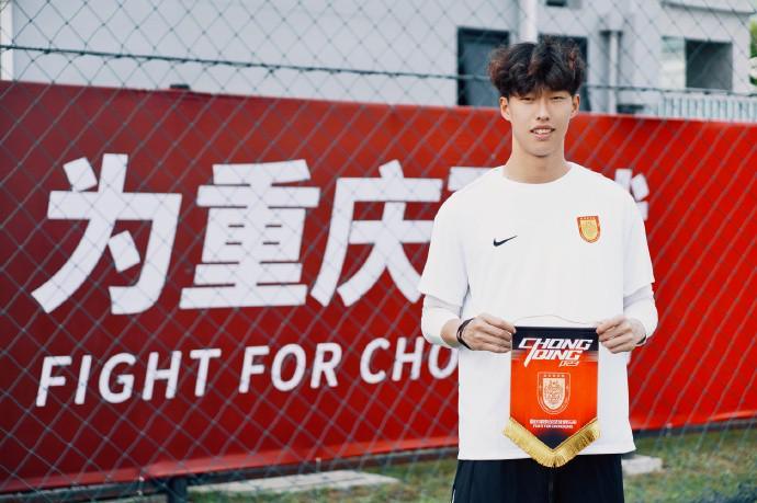 kaiyun-官方：重庆铜梁龙买断湖北青年星门将姚浩洋，双方签约五年