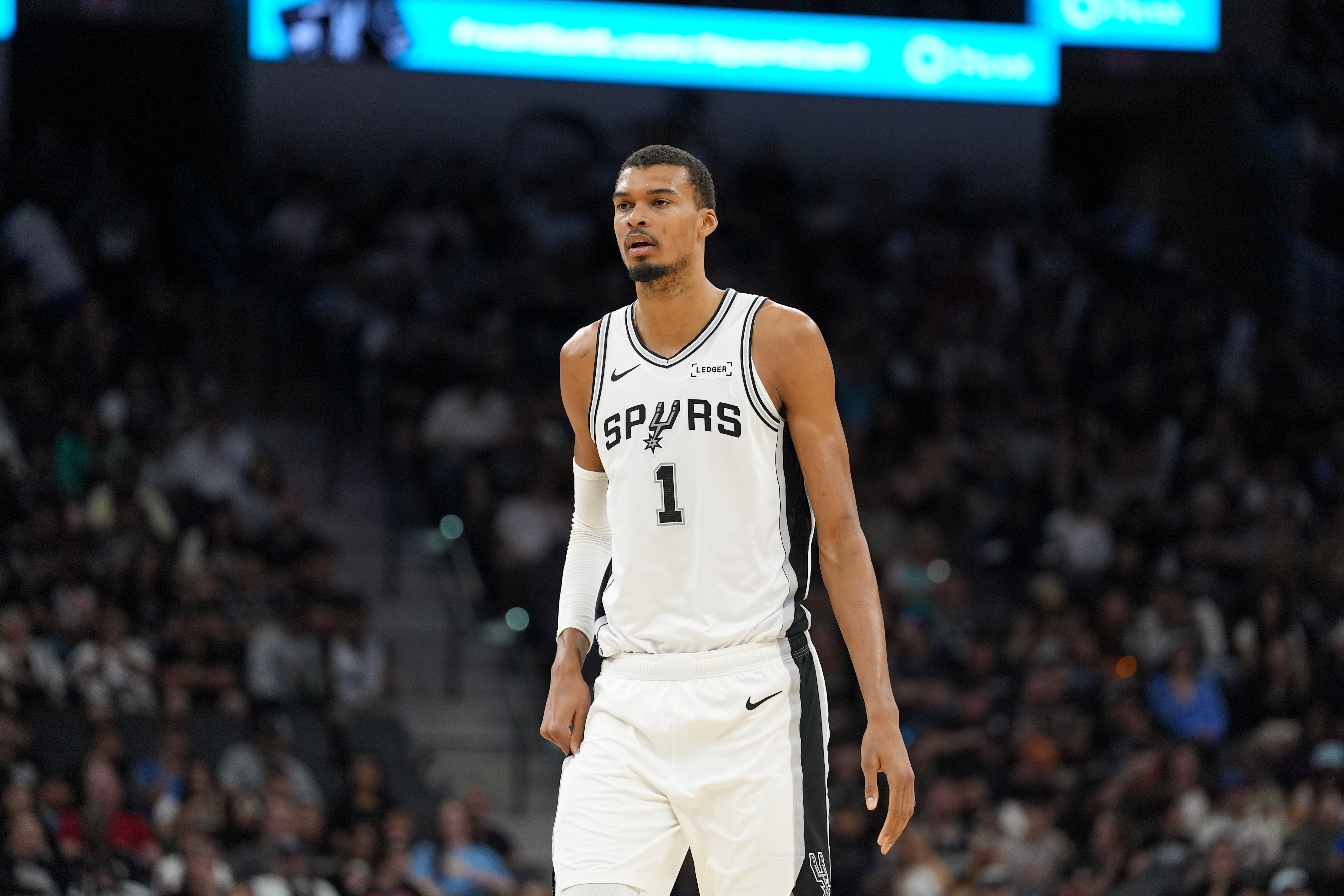 开云体育APP下载-复出狂轰32+12+8+2+4！文班近5战合砍165分57板19帽 比肩06年姚明